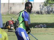 Keisengan Essien Main Mesin Pemotong Rumput
