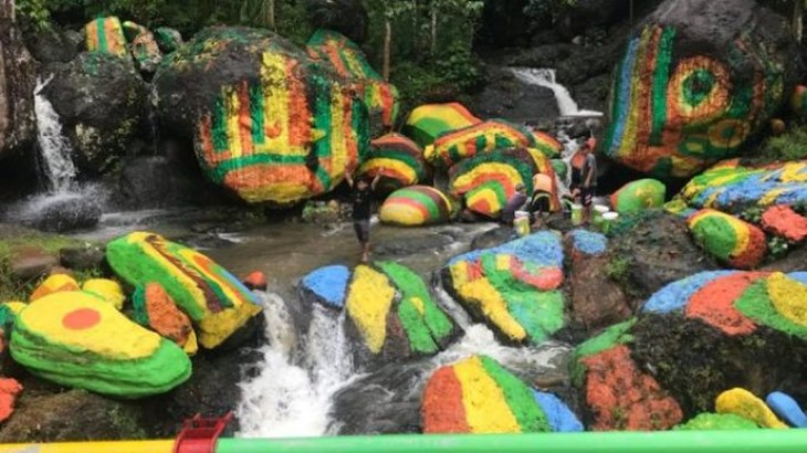 Menengok Batu Pelangi di Desa Kaleok Polewali Mandar