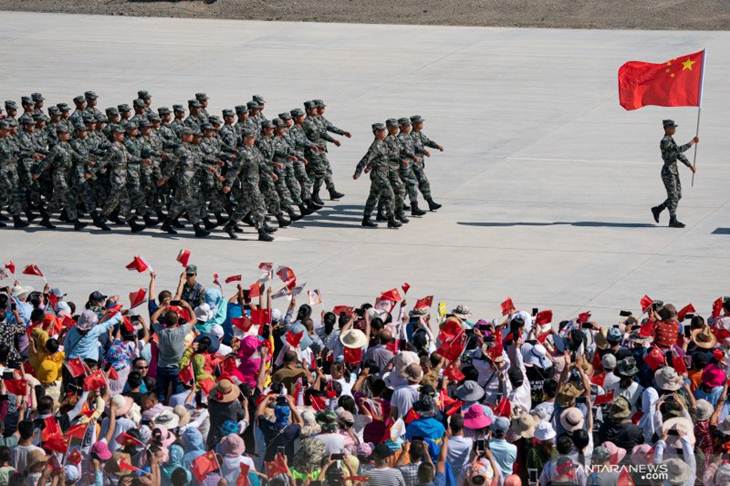 Tentara Pembebasan Rakyat (PLA) China berbaris berjalan saat upacara pembukaan empat kontes yang diadakan oleh China sebagai bagian dari International Army Games 2019 di Korla, Daerah Otonomi Xinjiang Uighur, China, 3/8/2019. ANTARA FOTO/REUTERS/Stringer/Files/ama/cfo