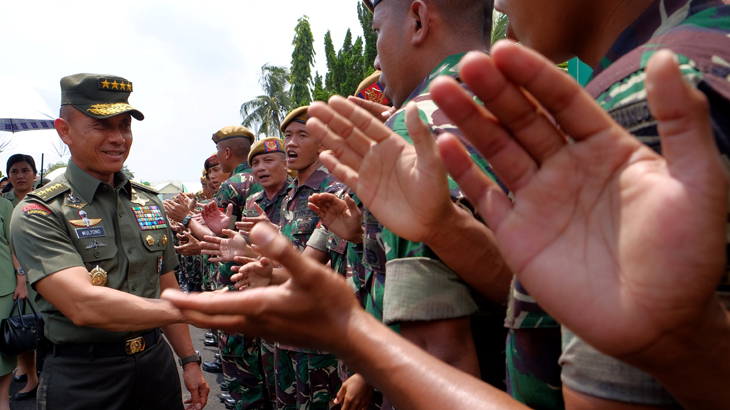 Jenderal Mulyono bersama prajurit TNI