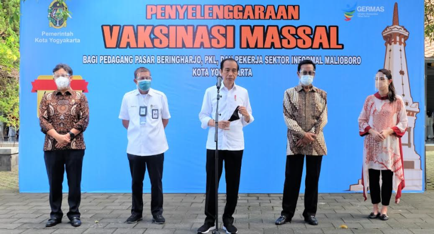 Tinjau Vaksinasi Massal di Kota Yogyakarta, Jokowi Berharap Ekonomi Segera Pulih