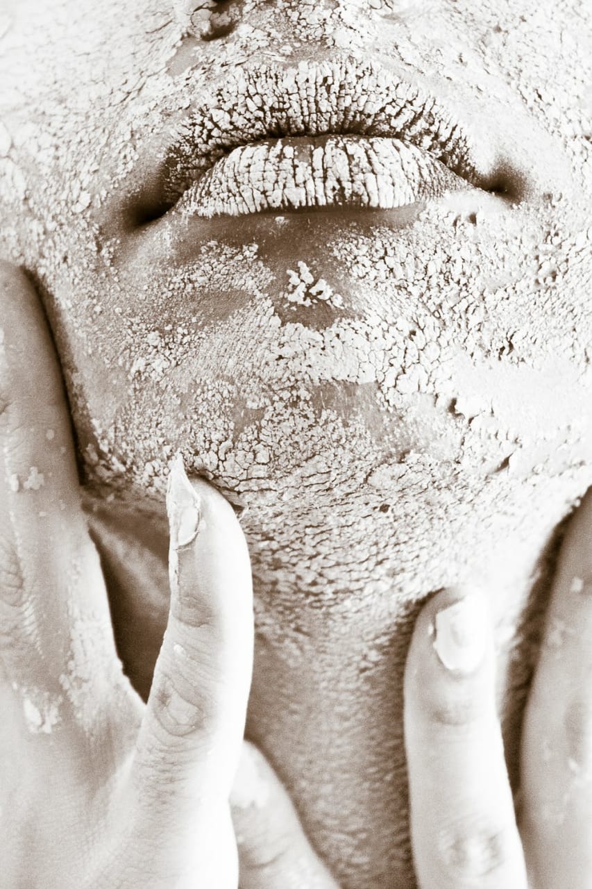 Hindari berbicara saat memakai masker yang memberikan hasil akhir mengeras (Foto: Pexels/Ricardo Garcia)