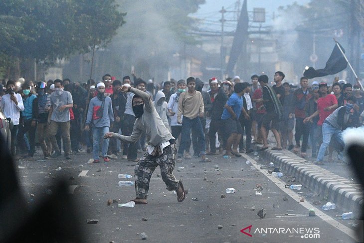 Massa rusuh melempar polisi dalam aksi 