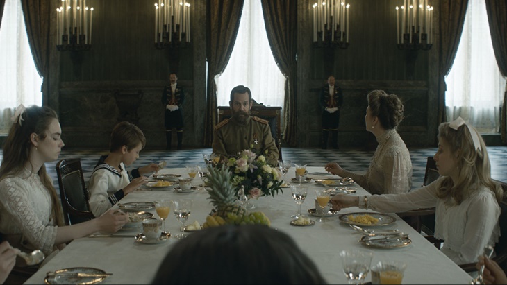 Menilik Kolaborasi 'The King's Man' dengan Rumah Mode Asal Indonesia