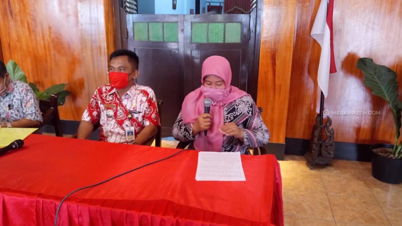 Pemilik indekos Siti Mutmainah meminta maaf kepada tiga perawat di RSUD Bung Karno, Solo, Jawa Tengah, Selasa (28/4). (MP/Ismail)