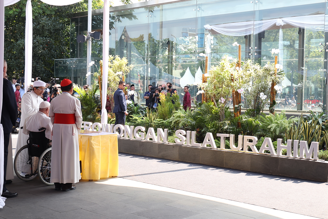 Pemimpin Tertinggi Gereja Katolik sedunia dan Kepala Negara Vatikan Paus Fransiskus didampingi Imam Masjid Istiqlal Nasarudin Umar saat meninjau Teronwongan Silaturahmi yang menghubungkan Masjid Istiqlal dan Gereja Katedral, Jakarta, Kamis (5/9/2024).
