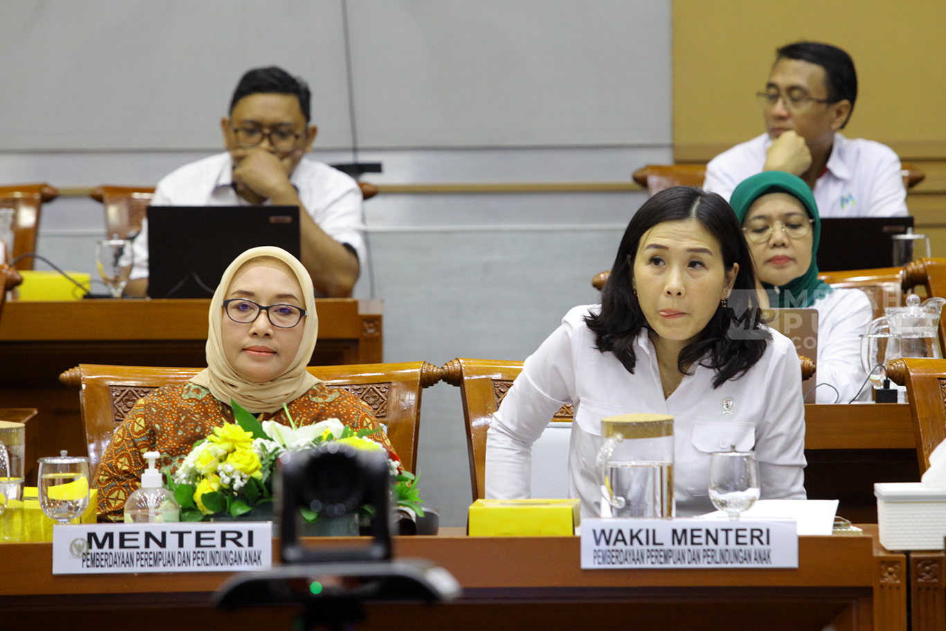 Menteri Pemberdayaan Perempuan dan Perlindungan Anak (PPPA) Arifatul Choiri Fauzi (kiri) bersama Wakil Menteri PPPA Veronica Tan (kanan) bersiap mengikuti rapat kerja dengan Komisi VIII DPR di Kompleks Parlemen, Senayan, Jakarta, Selasa (29/10/2024).