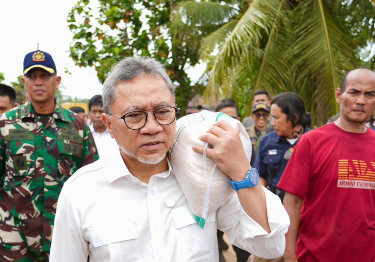 Dihujat Pencitraan Saat Bencana, Zulhas: 1 Karung Beras pun Penting