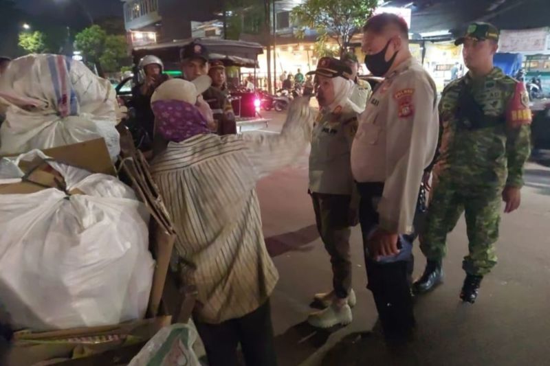 Badut Bintaro Kena Garuk, 40 Petugas Gabungan Obrak-abrik Persembunyian Manusia Gerobak di Pesanggrahan