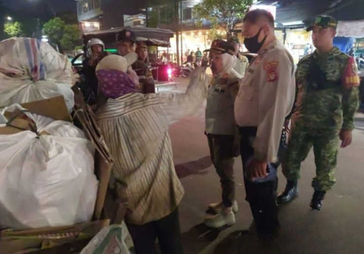 Badut Bintaro Kena Garuk, 40 Petugas Gabungan Obrak-abrik Persembunyian Manusia Gerobak di Pesanggrahan