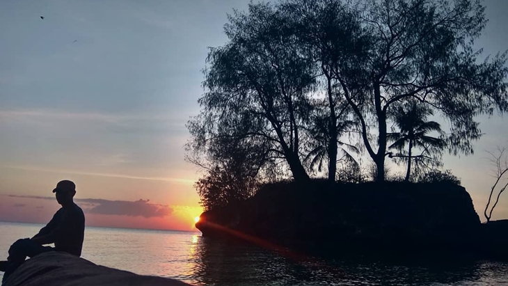 Pantai Batu Kora, Tempat Favorit Wisatawan Intip Mentari Tenggelam di Balik Batu