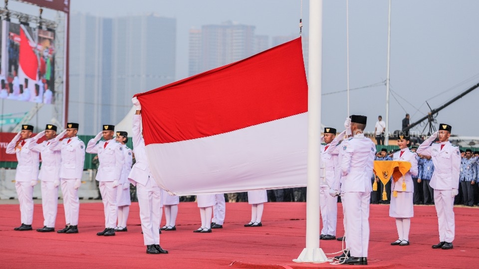 Pasukan Pengibar Bendera Pusaka (Paskibraka) provinsi DKI Jakarta bersiap mengibarkan bendera merah putih saat upacara HUT ke-74 Republik Indonesia di Pantai Maju, Pulau D, Jakarta, Sabtu, (17/8/2019). Upacara yang dilaksanakan di pulau reklamasi tersebut dipimpin oleh Gubernur DKI Jakarta, Anies R. Baswedan dan Ketua DPRD DKI Jakarta, Prasetyo Edi Marsudi yang bertugas membacakan naskah proklamasi kemerdekaan. Sebanyak kurang lebih 4.000 ASN ikut berpartisipasi dalam kegiatan tersebut. Merahputih.com/Rizki Fitrianto