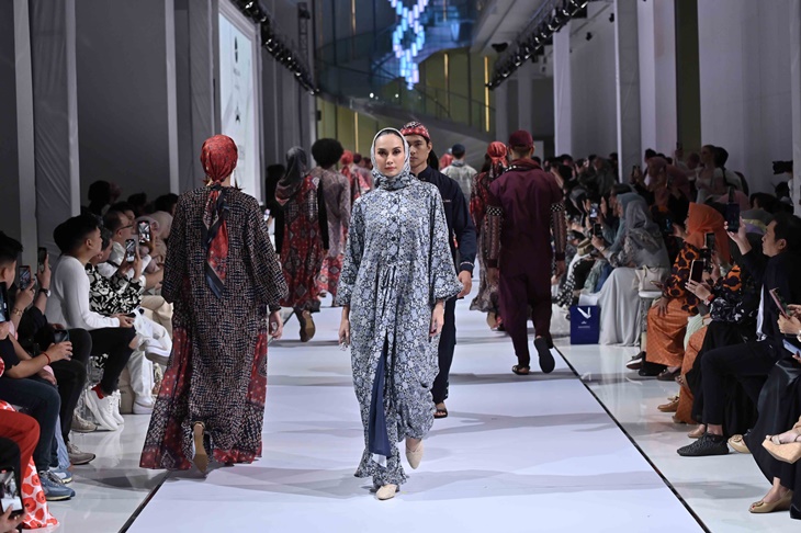 Mandjha Hijab by Ivan Gunawan Gandeng Angelina Parfum di 'Garis Poetih'