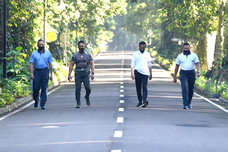 Presiden Jokowi berolahraga bersama para kepala staf TNI di lingkungan Istana Kepresidenan RI, Bogor, Jawa Barat, Minggu (14-6-2020) pagi. ANTARA/Biro Pers Sekretariat Presiden