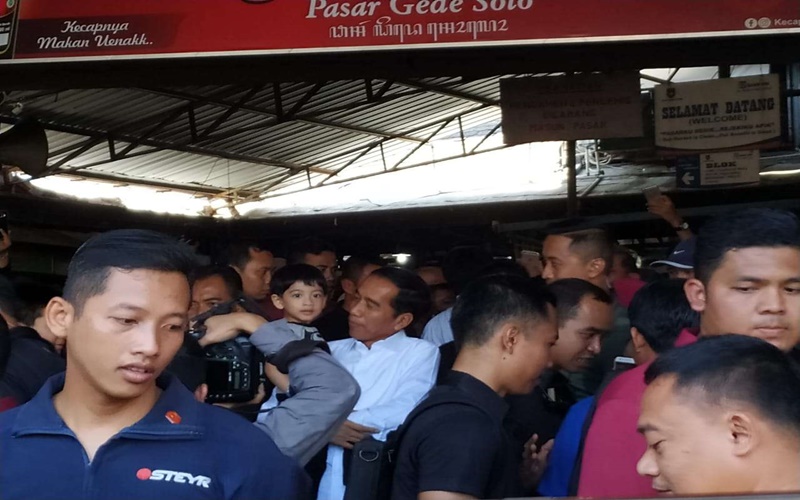 Presiden Jokowi bersama sang cucu Jan Ethes di Pasar Gede Solo, Minggu (9/6)