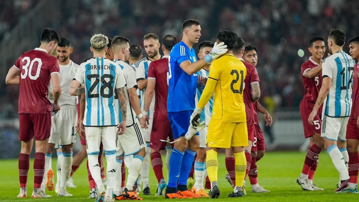 Elkan Baggott (nomor punggung 30) saat bertukar jersey dengan bek Argentina yang bermain di Tottenham Hotspur, Cristian Romero. (BolaSkor.com/Rizki Fitrianto)