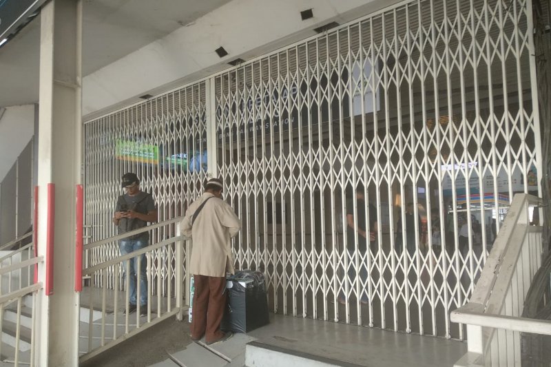 Seorang warga berdiri di depan akses masuk Stasiun Tanah Abang yang tertutup di Jakarta, Rabu (22/5/2019). (ANTARA News/Aditya Pradana Putra)	