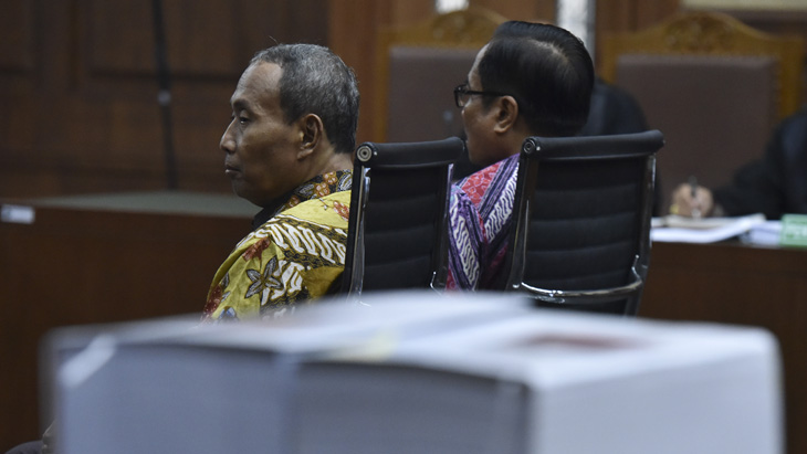 Terdakwa dugaan korupsi pengadaan e-KTP tahun angaran 2011-2012 Irman (kanan) dan Sugiharto di Pengadilan Tipikor, Jakarta, Jakarta, Kamis (22/6). (ANTARA/Wahyu Putro A)