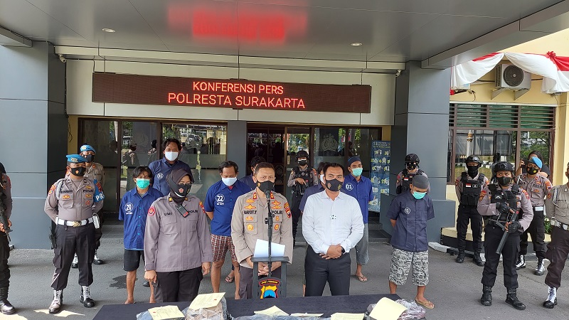 Polresta Surakarta, Jawa Tengah mengamankan tujuh orang tersangka dalam yang memukul anggota polisi, Senin (9/8). (MP/Ismail)