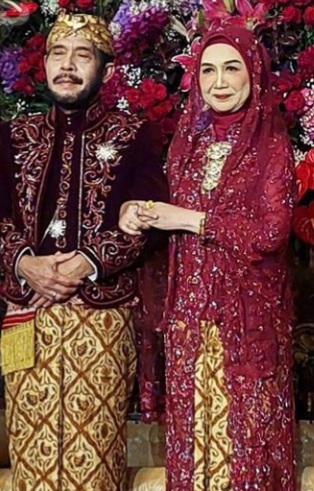 Nuansa Jawa Klasik di Resepsi Pernikahan Ketua MK dan Adik Jokowi