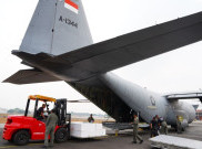 TNI Kerahkan 2 Hercules Sebar Dry Ice di Area Karhutla