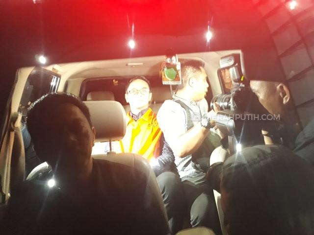 Zumi Zola saat ditahan KPK