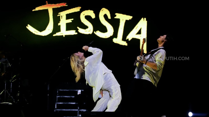 Jessia Tampil Energik di Woke Up Festival