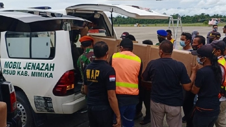  Jenazah dua orang guru yang ditembak KKB di Distrik Beoga, Kabupaten Puncak, Provinsi Papua, dievakuasi ke Timika, Sabtu (10/4/2021). (FOTO ANTARA/HO-Humas Polda Papua)