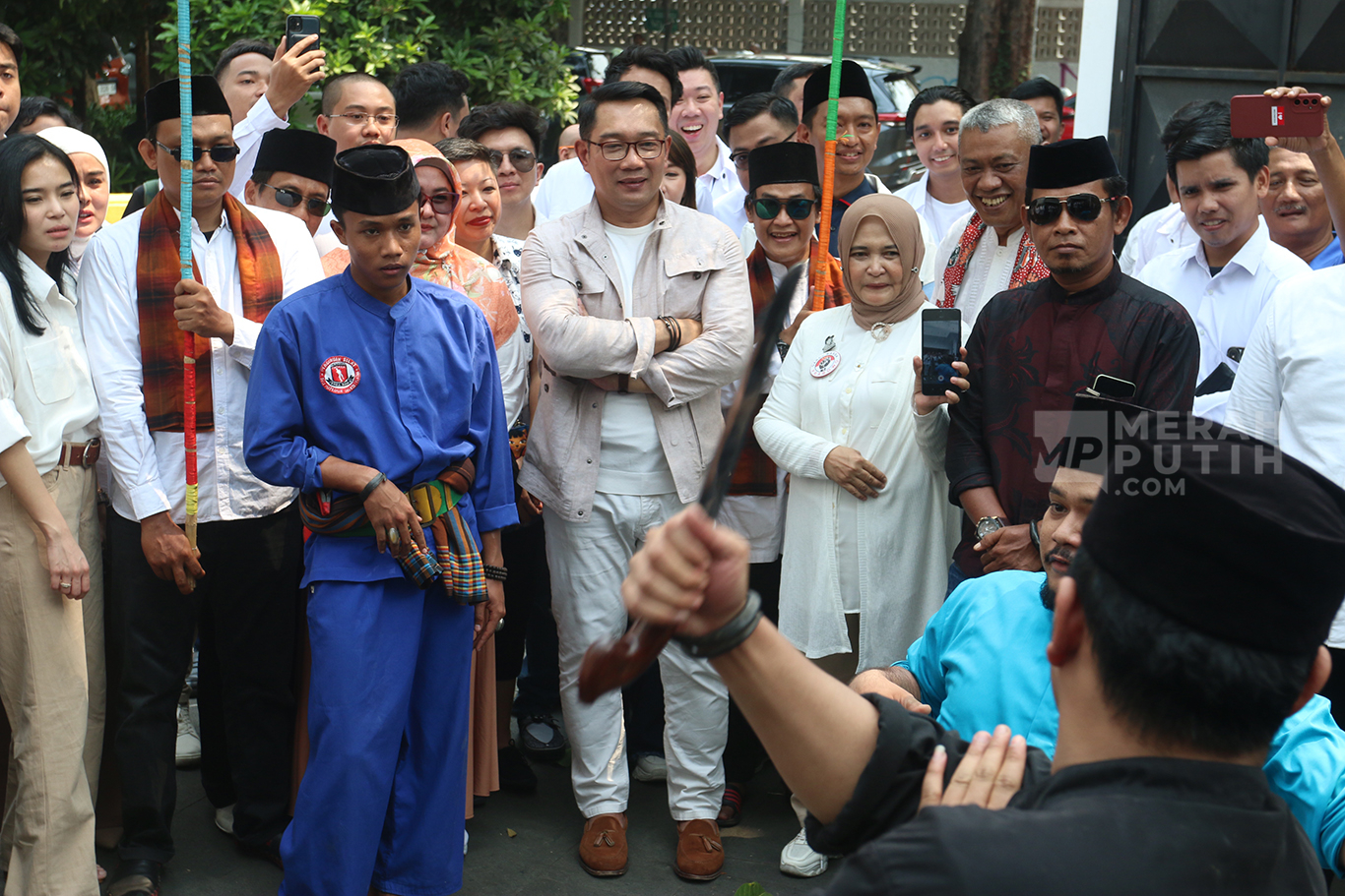 Calon Gubernur DKI Jakarta Ridwan Kamil menyaksikan kesenian betawi palang pintu saat menyambangi markas Relawan Muda Fanta di Fanta HQ, Jakarta, Senin (2/9/2024).