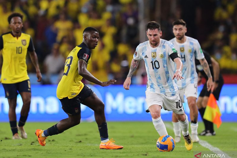 Kapten Argentina Lionel Messi (kedua kanan) mencoba melewati hadangan pemain Ekuador dalam pertandingan Kualifikasi Piala Dunia 2022 di Estadio Monumental Banco Pichincha pada 29 Maret 2022. ANTARA/REUTERS/JOSE JACOME