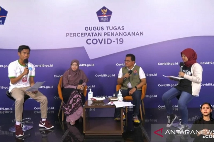 Tim Pakar Satuan tugas (Satgas) Penanganan COVID-19 Dr Dewi Nur Aisyah (dua dari kiri) dan Juru Bicara pemerintah Satgas Penanganan COVID-19 Prof Wiku Adisasmito (dua dari kanan) saat konferensi video di Jakarta, Kamis. (ANTARA/Muhammad Zulfikar)