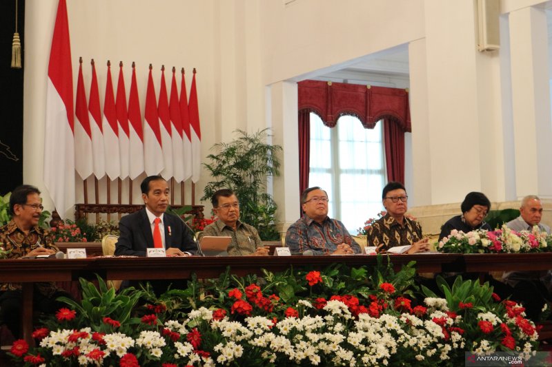 Presiden Joko Widodo didampingi Wakil Presiden Jusuf Kalla dan para menteri kabinet serta Gubernur DKI Jakarta dan Gubernur Kalimantan Timur menyampaikan pernyataan di Istana Negara Jakarta, Senin (26/8) (Desca Lidya Natalia)	