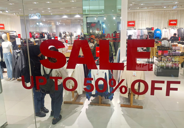 Antusias Warga Berburu Program Diskon Akhir Tahun 2025 Bertajuk Belanja di Indonesia Aja