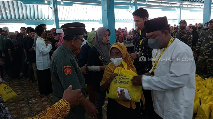 Ribuan Warga Solo Antre Paket Sembako di Masjid Agung Keraton Surakarta