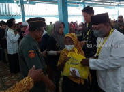 Ribuan Warga Solo Antre Paket Sembako di Masjid Agung Keraton Surakarta