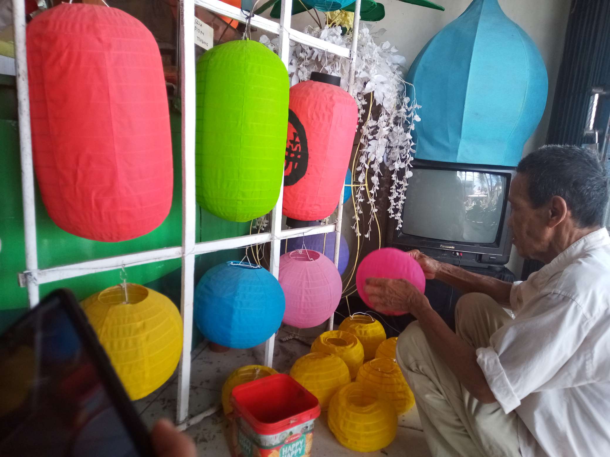 Penjual aksesoris Imlek di Pasar Gede Solo, Jawa Tengah sepi pembeli akibat pandemi, Jumat (5/2). (MP/Ismail)