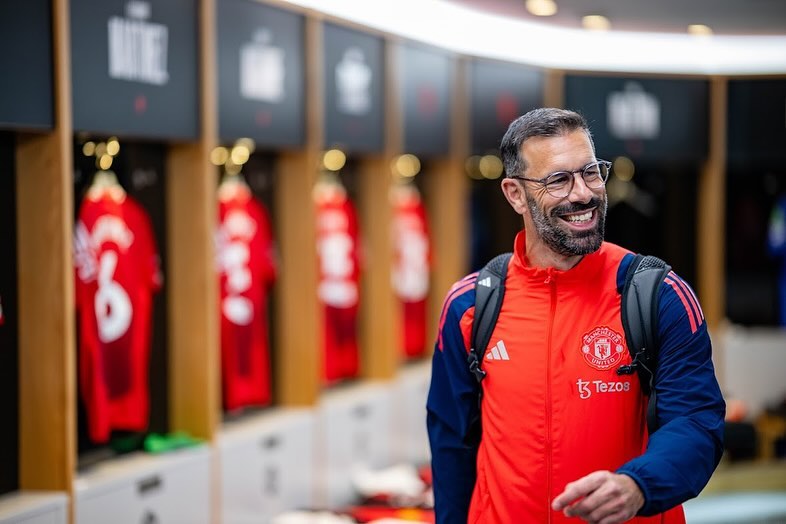 Para penggemar yakin Van Nistelrooy bisa gantikan Erik ten Hag