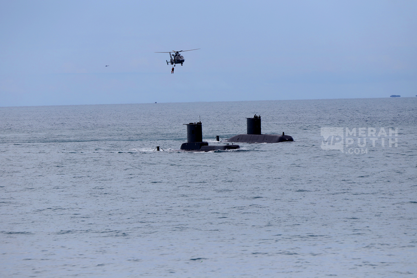 Suasana Sailing Pass parade armada laut TNI AL di Perairan Teluk Jakarta, Kamis (2/10/2025). 