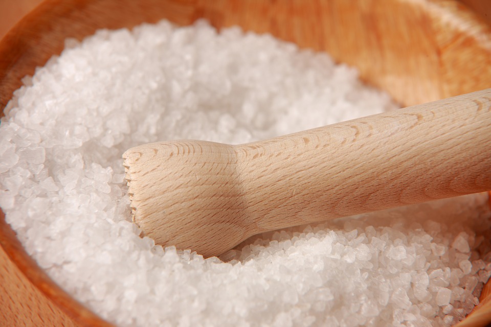 Gunakan garam (Sumber: Pixabay/andreas160578)