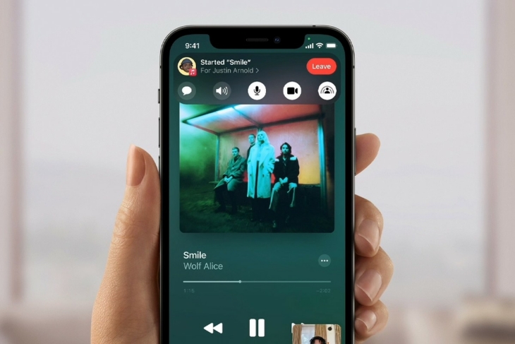 SharePlay juga berfungsi dengan aplikasi dan layanan Apple sendiri seperti Apple TV dan Apple Music. (Foto: The Verge)