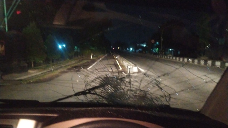 Mobil Ambulans Dilempari Batu Usai Antar Pasien COVID-19, Polisi Buru Pelaku
