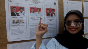 Aksi Tunjukkan Jari Bertinta usai Nyoblos Pilkada Serentak 2024