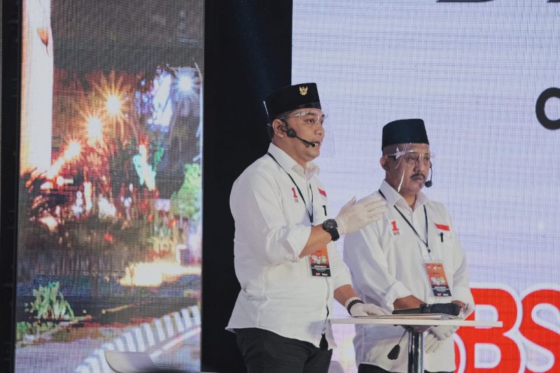 Pasangan Calon Wali Kota dan Calon Wakil Wali Kota Surabaya Eri Cahyadi dan Armuji saat di acara debat publik kedua di Kota Surabaya, Rabu (18/11/2020) malam. (FOTO ANTARA/HO-Media Center Eri-Armuji)