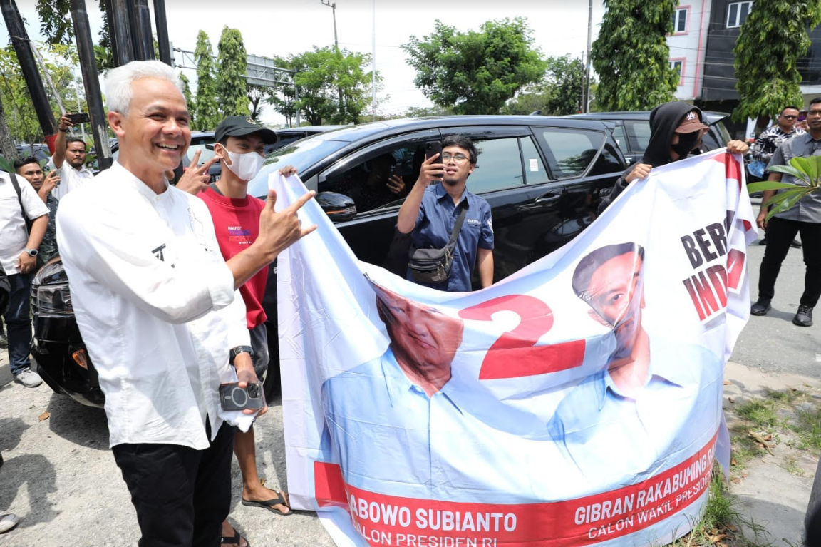 'Dihadang' Spanduk Paslon 02, Ganjar Malah Ajak Pendukung Prabowo Makan