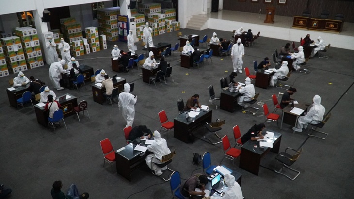 Warga yang terjaring razia malam PSBB langsung dilakukan rapid test oleh Tim Gugus Tugas Covid-19 Jatim