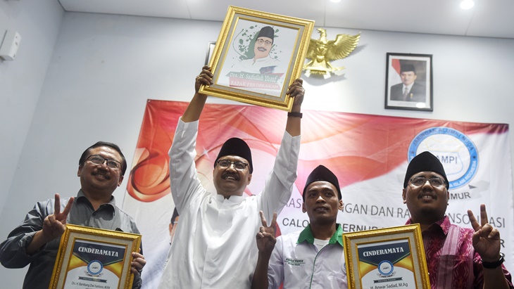 Calon Gubernur Jawa Timur Saifullah Yusuf (kedua kiri). (ANTARA FOTO/Zabur Karuru)