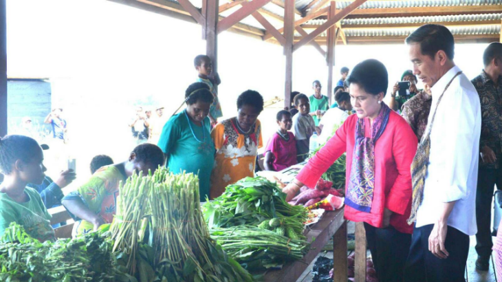 Presiden Jokowi didampingi Ibu Iriana saat mengunjungi Pasar Lokal Keyabi Kabupaten Nduga, Papua. Foto: Setkab