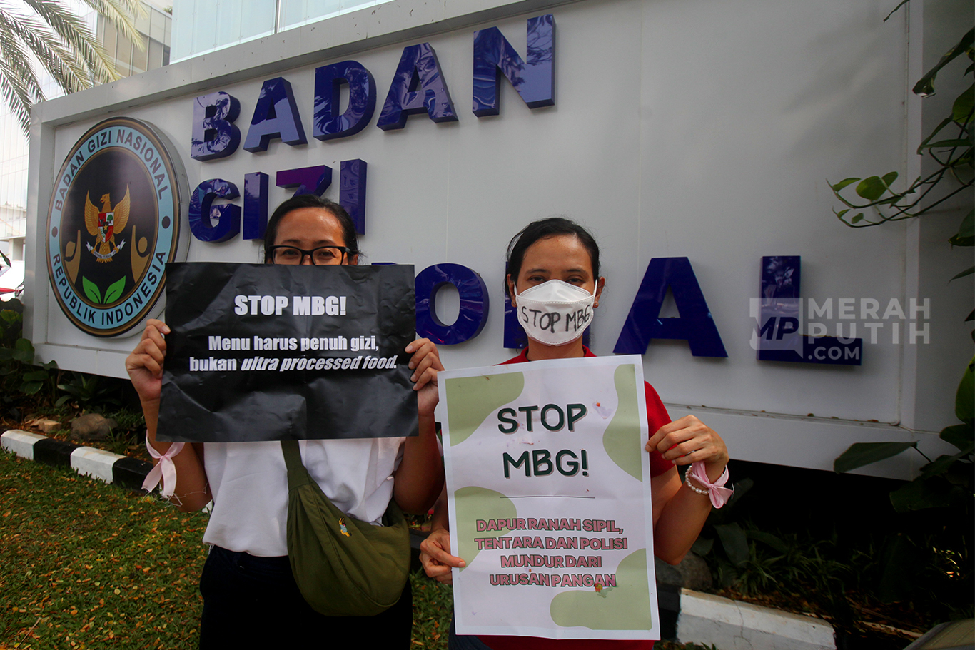 Aksi Unjuk Rasa Emak-emak Tolak MBG di Depan Gedung Badan Gizi Nasional Jakarta