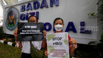 Aksi Unjuk Rasa Emak-emak Tolak MBG di Depan Gedung Badan Gizi Nasional Jakarta