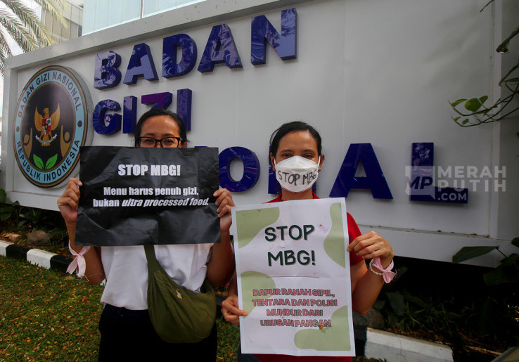 Aksi Unjuk Rasa Emak-emak Tolak MBG di Depan Gedung Badan Gizi Nasional Jakarta